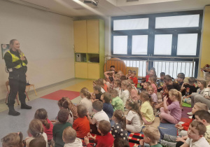 dzieci z zaciekawieniem słuchają Pani policjant