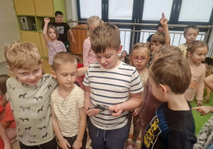 chłopcy oglądają kajdanki