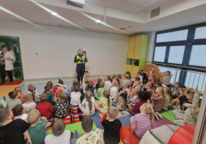 dzieci zadają pytania gościowi