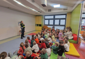 dzieci z zaciekawieniem słuchają Pani policjant
