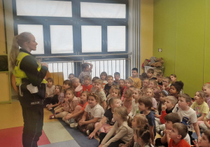 Pani policjant sprawdza stan wiedzy dzieci zadając pytania