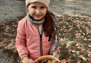 Dziewczynka trzyma wiaderko