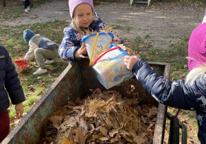 Dzieci wysypują liście