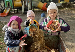 Dzieci porządkują ogród przedszkolny