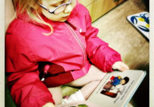 Dziewczynka ogląda książkę