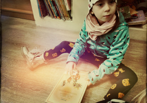 Dziewczynka ogląda książeczkę