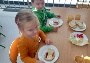 Wiktoria i jej kanapka.