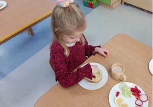 Helenka ze smakiem zjadła swoją kanapkę.