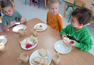Rozmowy przy stokiku w czasue śniadanka.