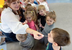 Odważne dzieciaki chętnie próbują róznych smaków.