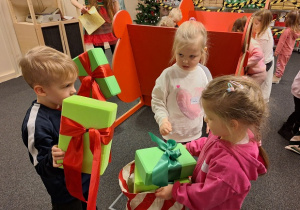 Do tego worka zielone prezenty proszę.