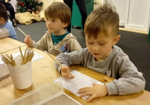 Bruno i Mateusz na poczcie.