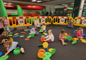 Zabawy z mega klockami.