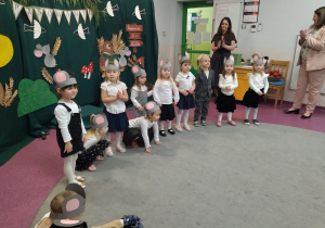 dziewczynki recytują wiersz