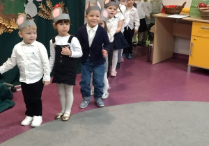 dzieci wchodzą do sali