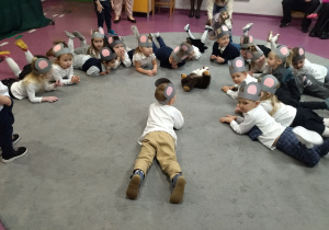 dzieci leżą na dywanie