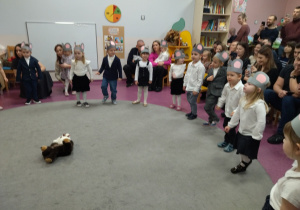 dzieci stoją w kręgu