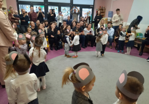 dzieci tańczą parami