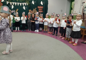 dzieci z grzechotkami