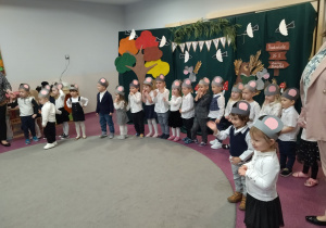 dzieci ustawione w półkole