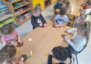 Skoncentrowane dzieci na pracy