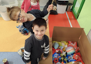 Biedronki pomagające w pakowaniu