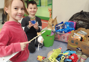 Biedronki pomagające w pakowaniu