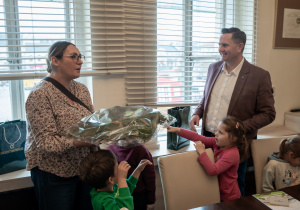 Wręczenie upominku od grupy Miśki