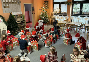 Dzieci z Mikołajem