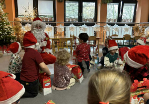 Dzieci rozpakowują prezenty