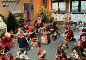 Dzieci oglądają prezenty