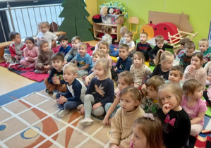 Sarenki słuchają opowiadania