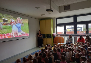 Dzieci oglądają prezentację