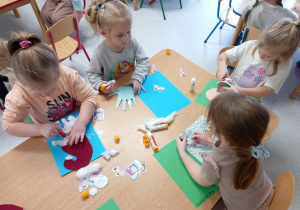 Dziewczynki wykonują pracę plastyczną