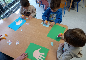 Chłopcy wyklejają Mikołaja