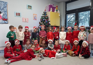 Sarenki przy choince w oczekiwaniu na Mikołaja