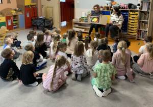 Opowieść o czarnym smoku. Teatrzyk kamishibai.