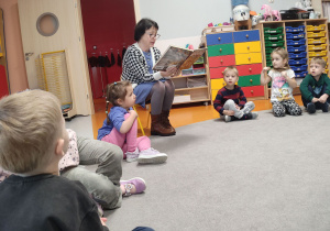 Pani Kasia czyta książkę o niedźwiadku