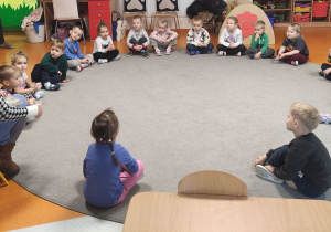 Pani Kasia czyta nam książkę o misiu