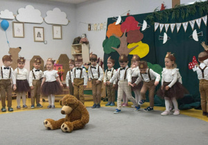 Niedźwiadki prezentują piosenkę