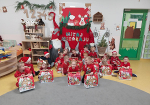 Wspólne zdjęcie z prezentami