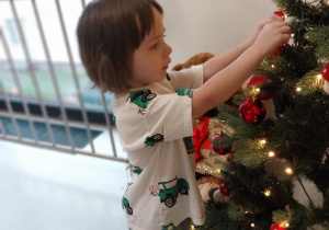 Ksawery ubiera choinkę