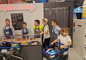 Podczas zakupów w sali zabaw