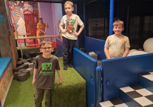 Chłopaki podczas zabawy na sali