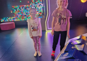 Dziewczynki w strefie Samsunga na sali zabaw