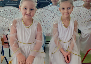 Dziewczynki chwilę przed występem