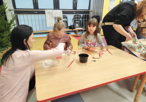 Dziewczynki podczas warsztatów