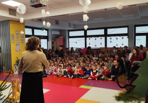 Pani dyrektor składająca życzenia