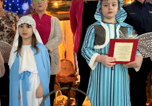 Wspólne odśpiewanie kolędy z zaproszonymi gośćmi