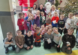 zdjęcie grupowe z Mikołajem